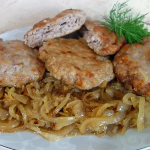 Steki z mięsa mielonego z cebulką