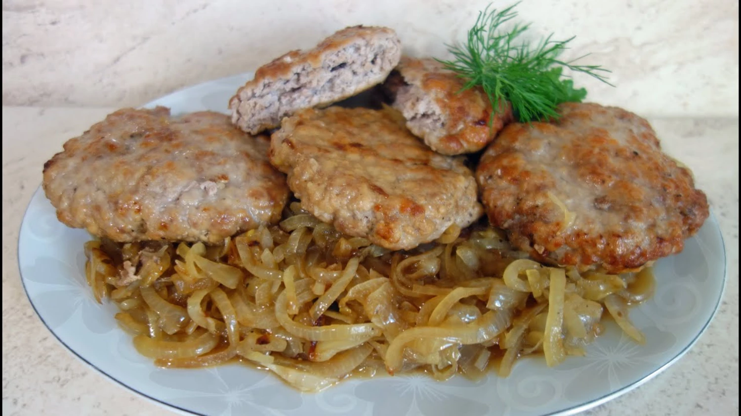 Steki z mięsa mielonego z cebulką
