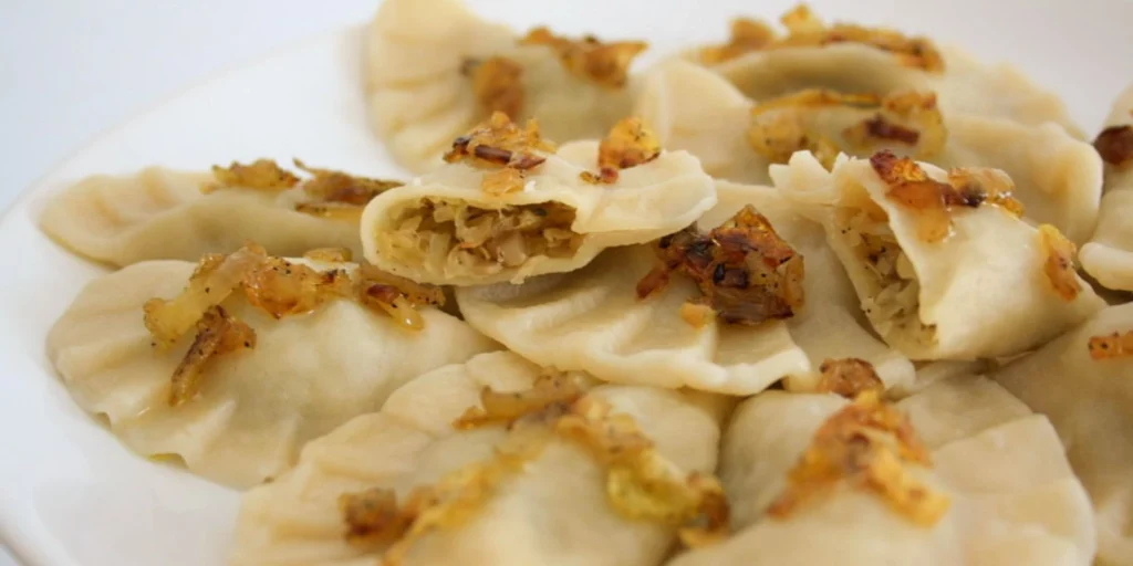 Pierogi z kapustą i pieczarkami