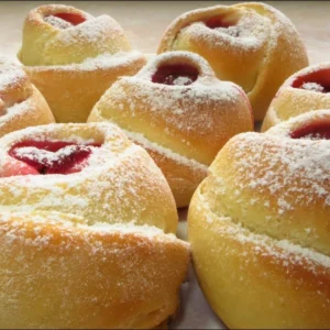 Bułka słodka z truskawkami