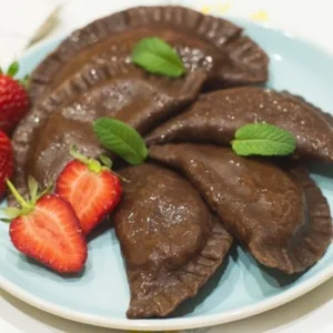 Pierogi czekoladowe z truskawkami