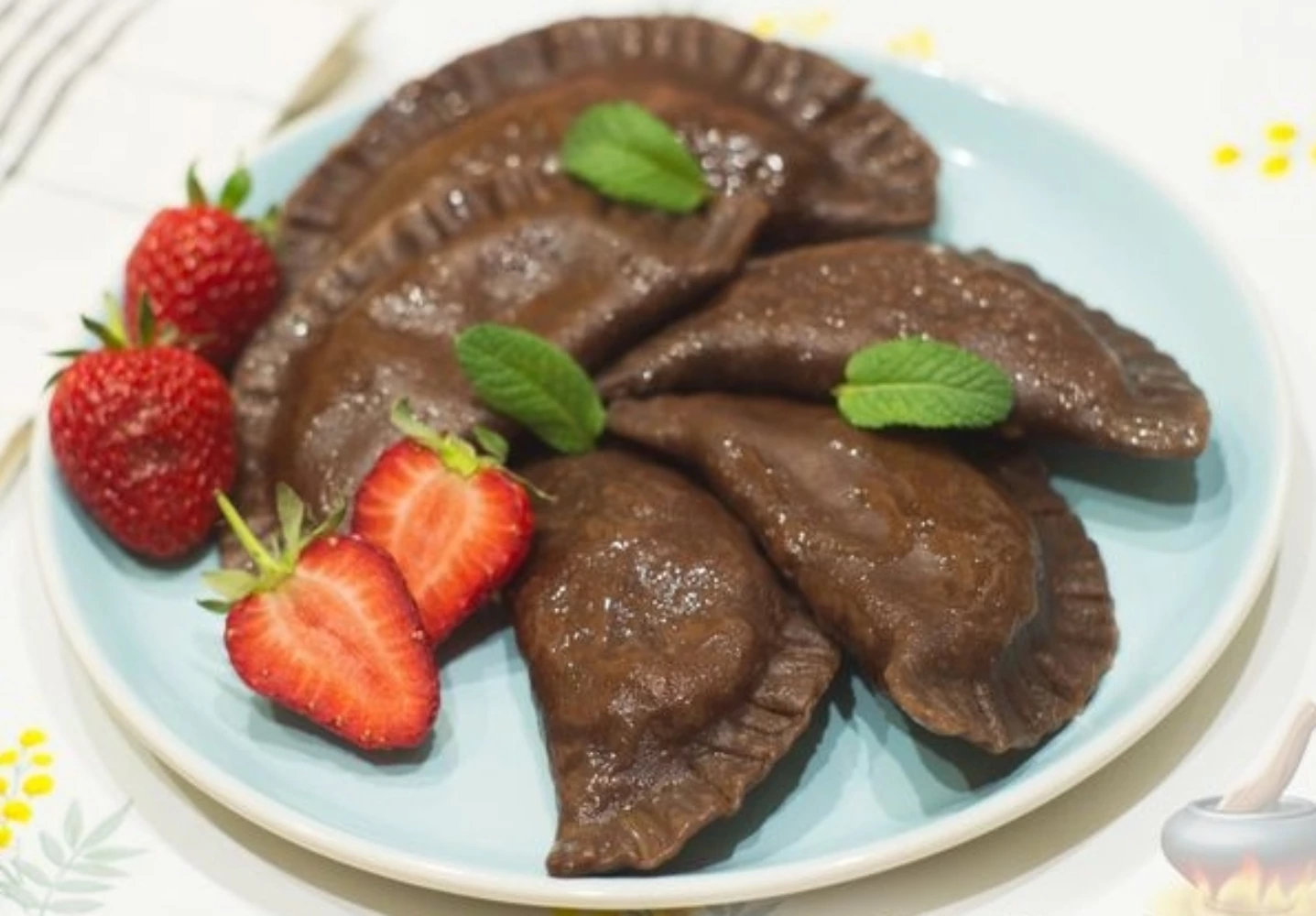 Pierogi czekoladowe z truskawkami
