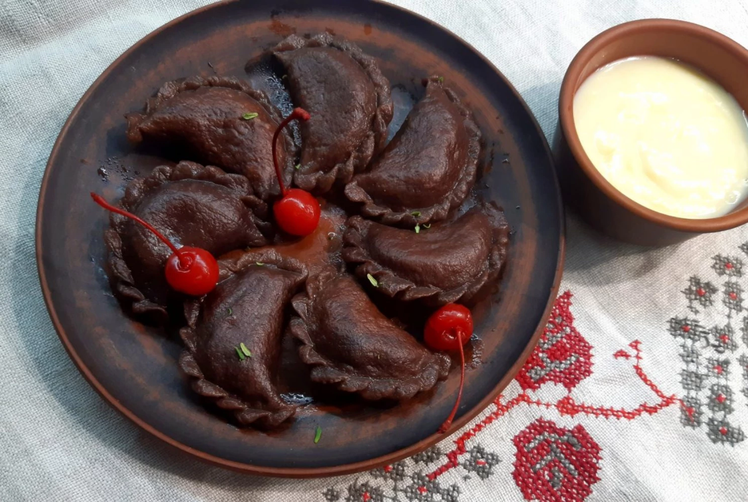 Pierogi czekoladowe z wiśnią